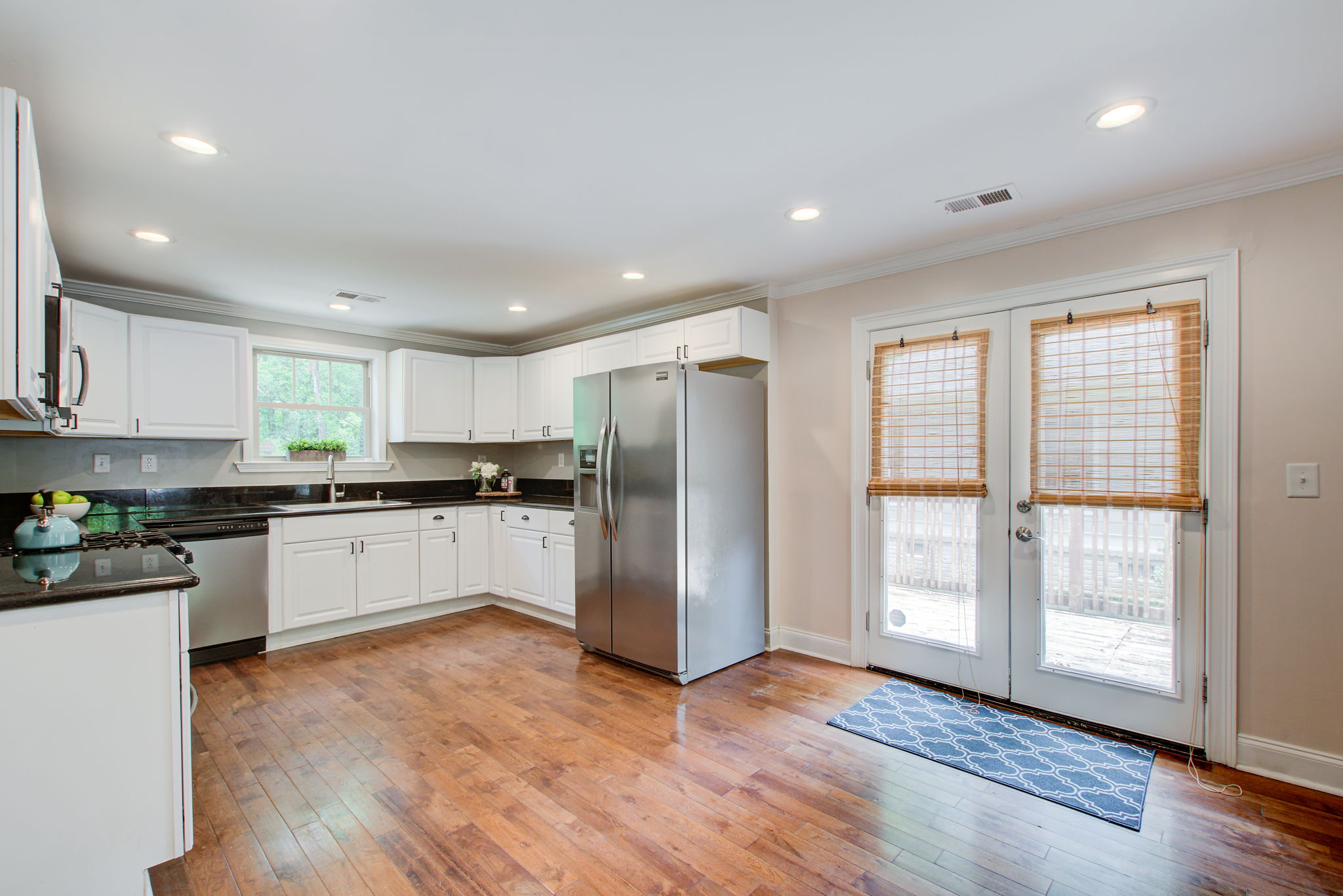 18 Kitchen C w Deck Walkout