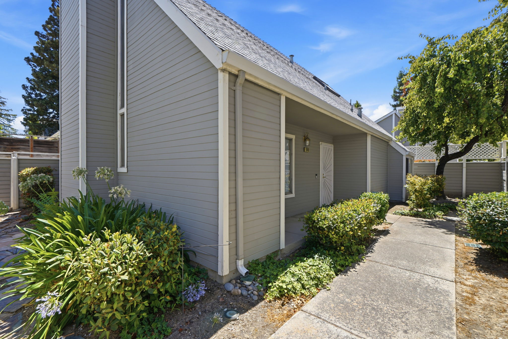 002_F8_1646 Somerset Pl