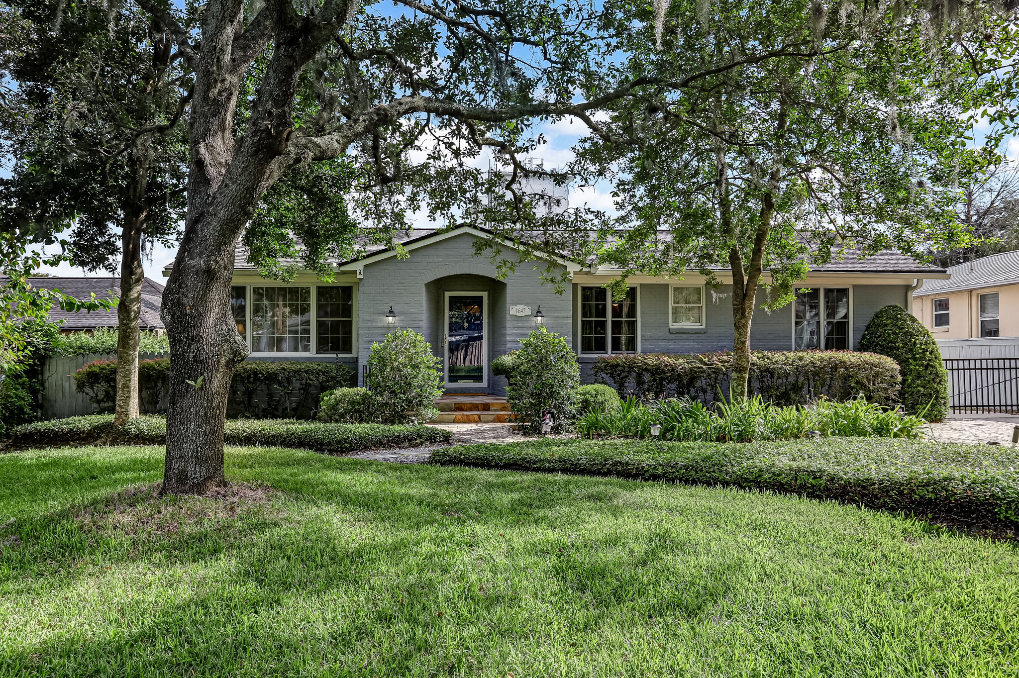 Welcome to 1647 Woodmere Dr