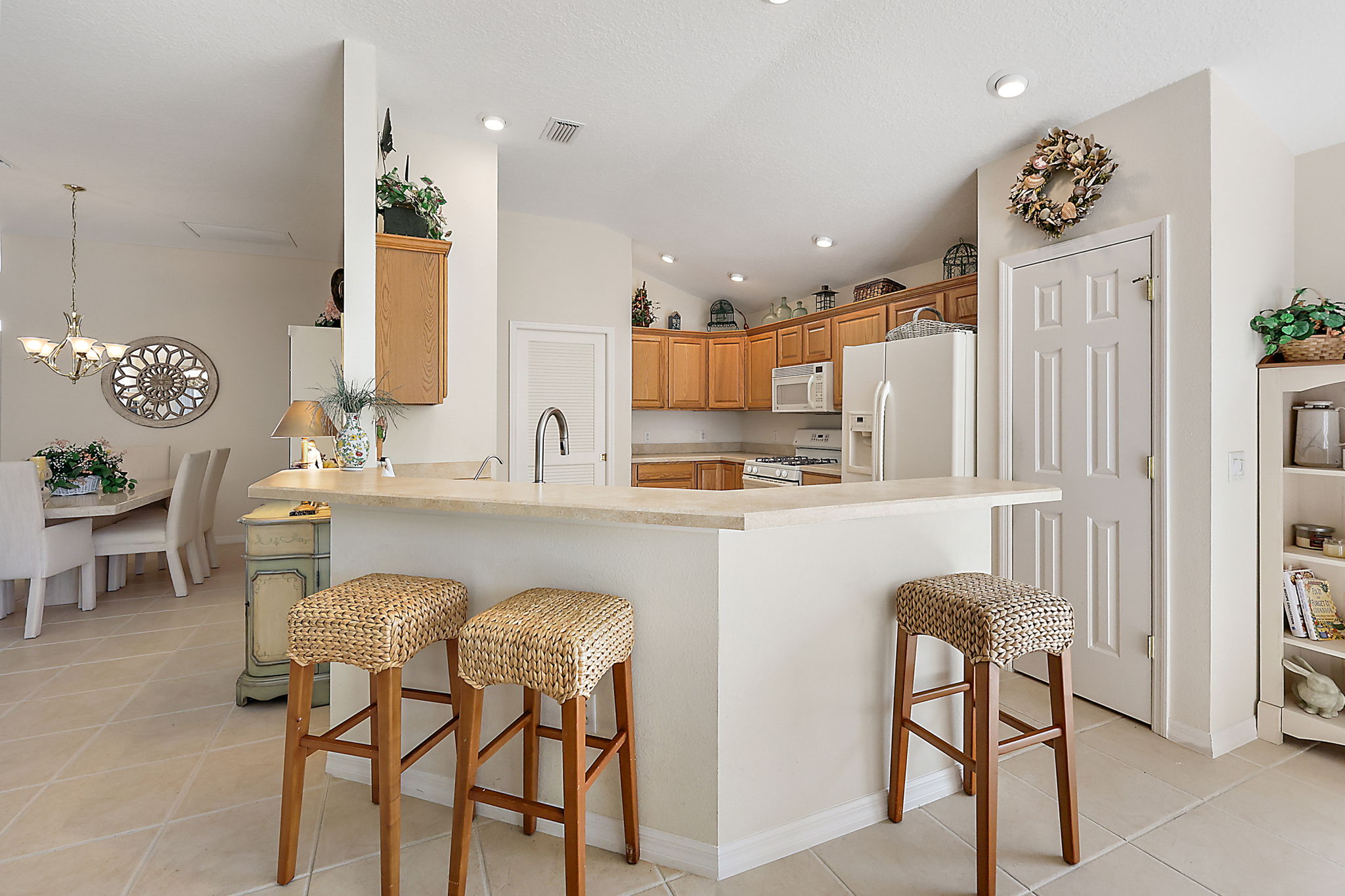 Kitchen w/Eat-In Bar