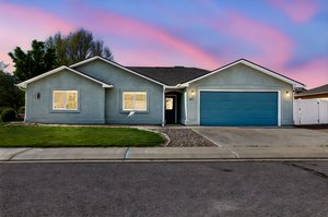 165 Harris Lane (22 of 23) day to dusk.jpeg