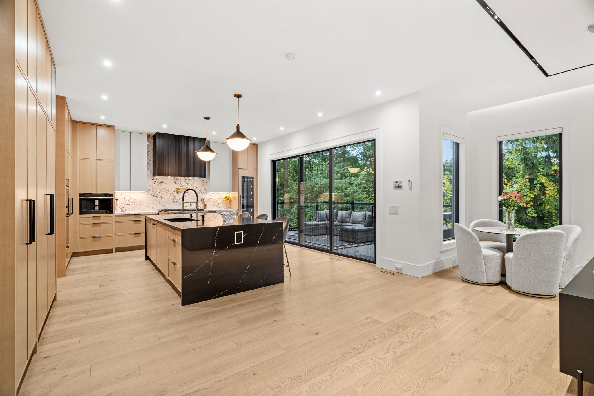 165 Leacrest Rd Toronto, ON M4G 1E7