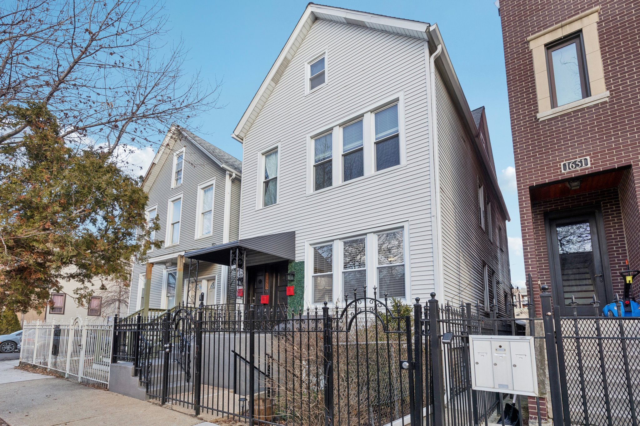 N Artesian Ave-S1001-002.jpg