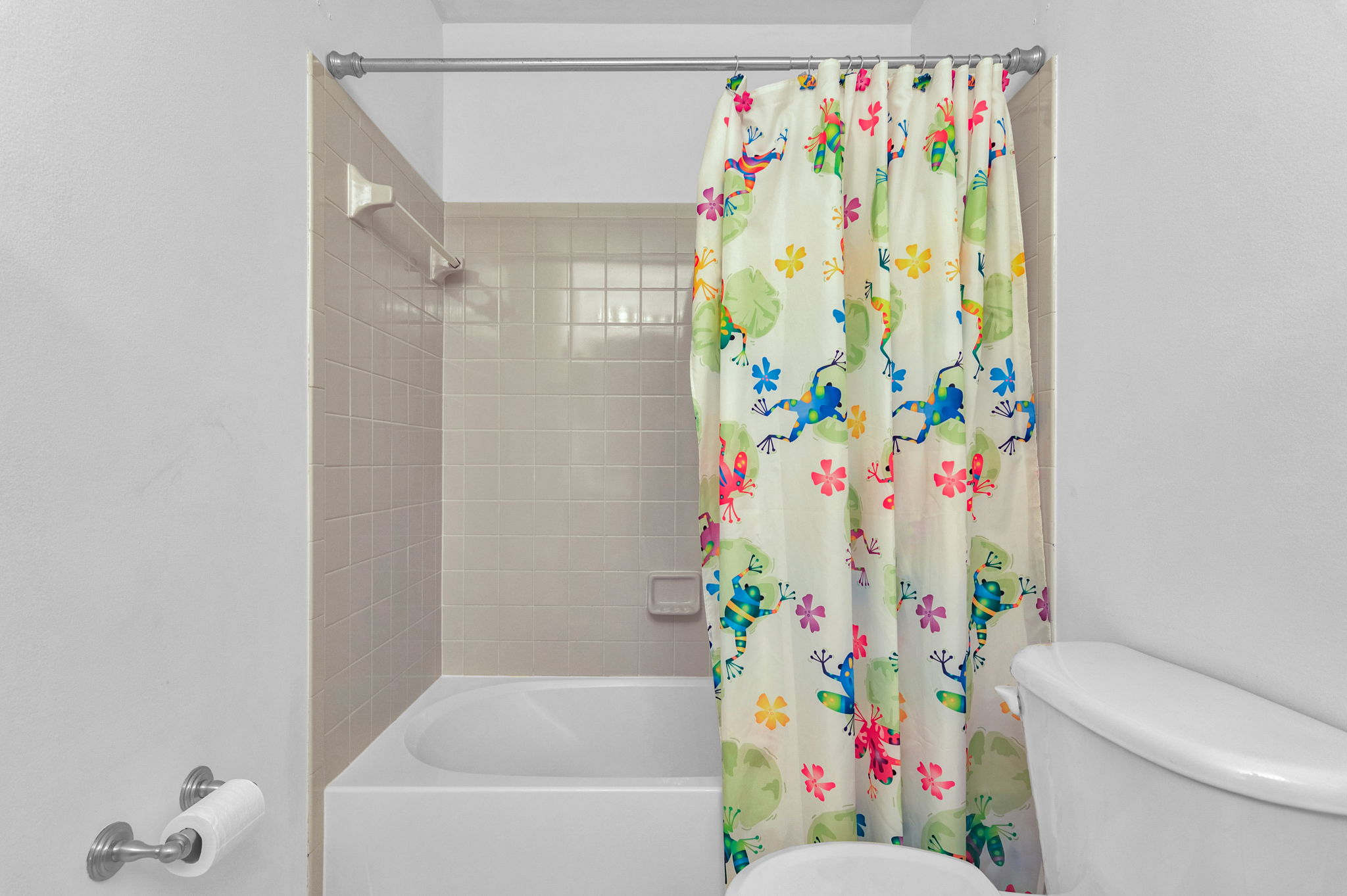 Upper level 2nd full bath!