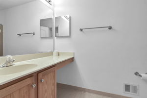 Upper level 2nd full bath!