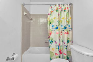 Upper level 2nd full bath!