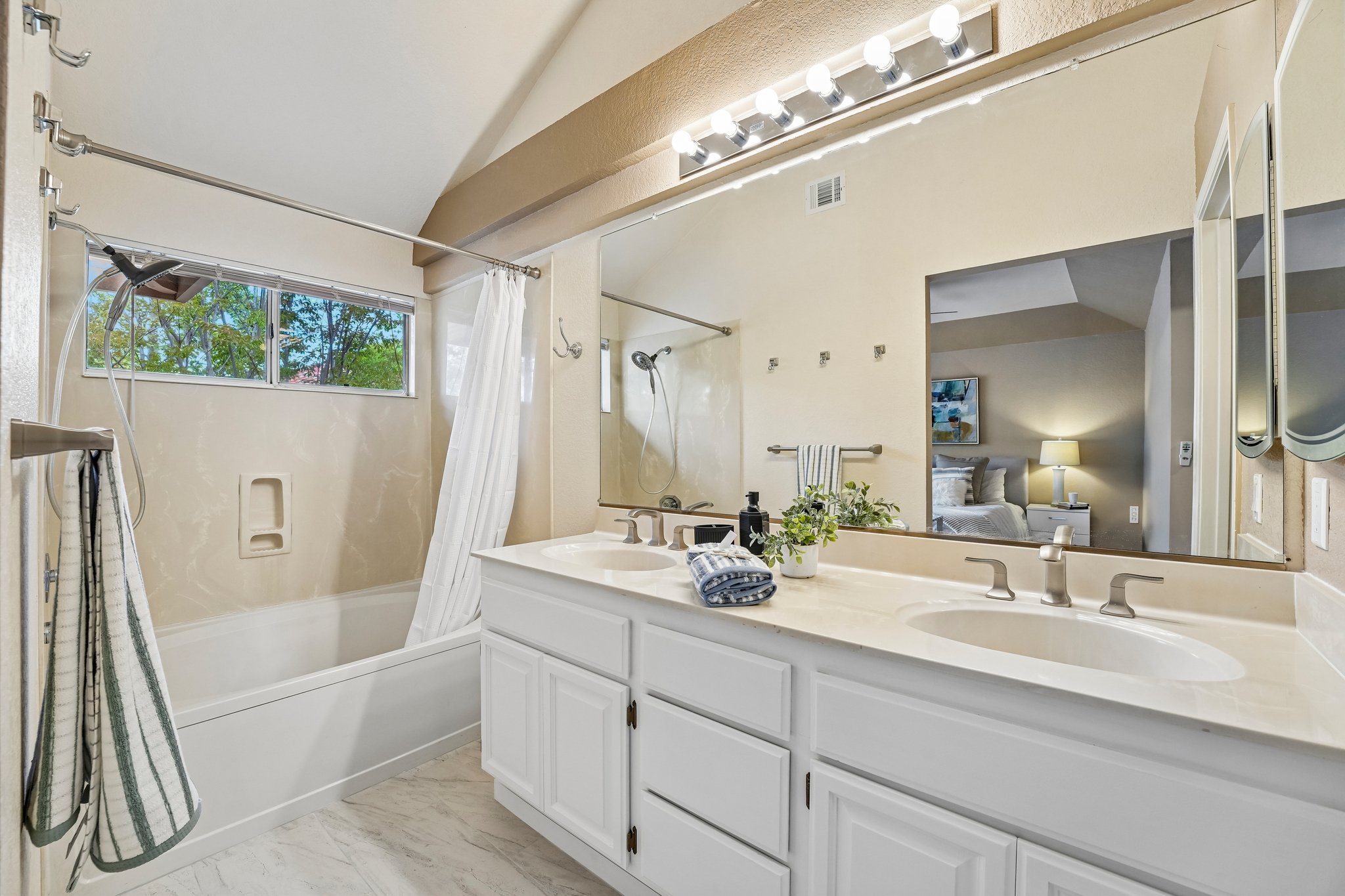 Holly Cir-S2104-038.jpg