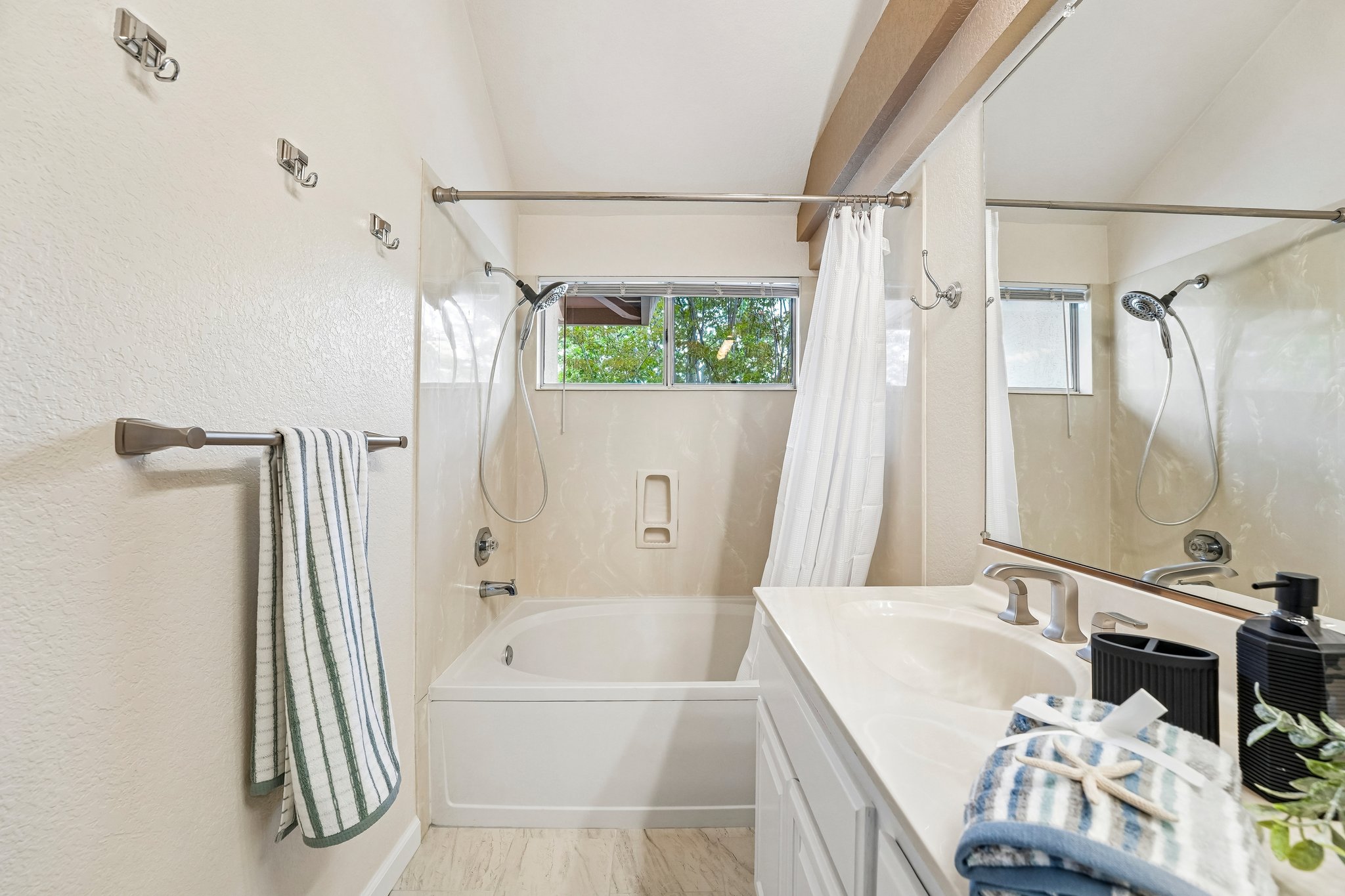 Holly Cir-S2104-039.jpg