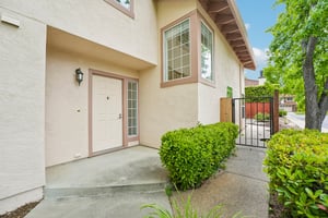 Holly Cir-S2104-007.jpg