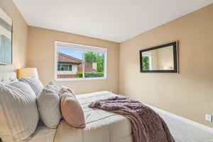 Holly Cir-S2104-030.jpg