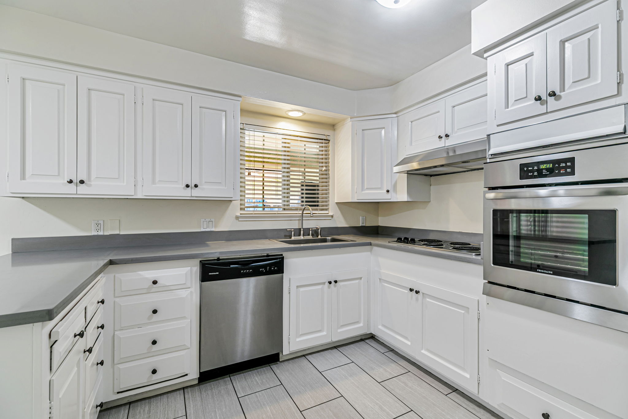 019_166 Monroe St 1  