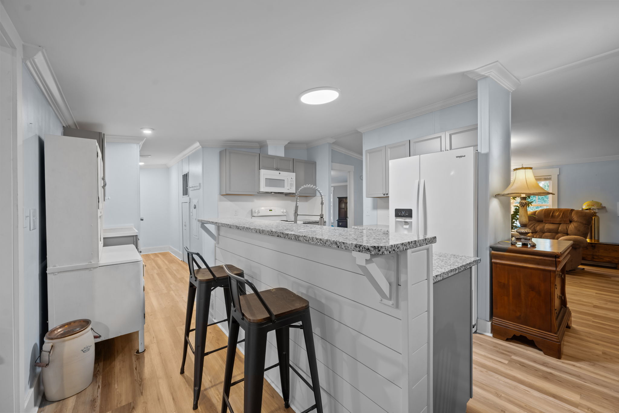 Kitchen and Breakfast Bar