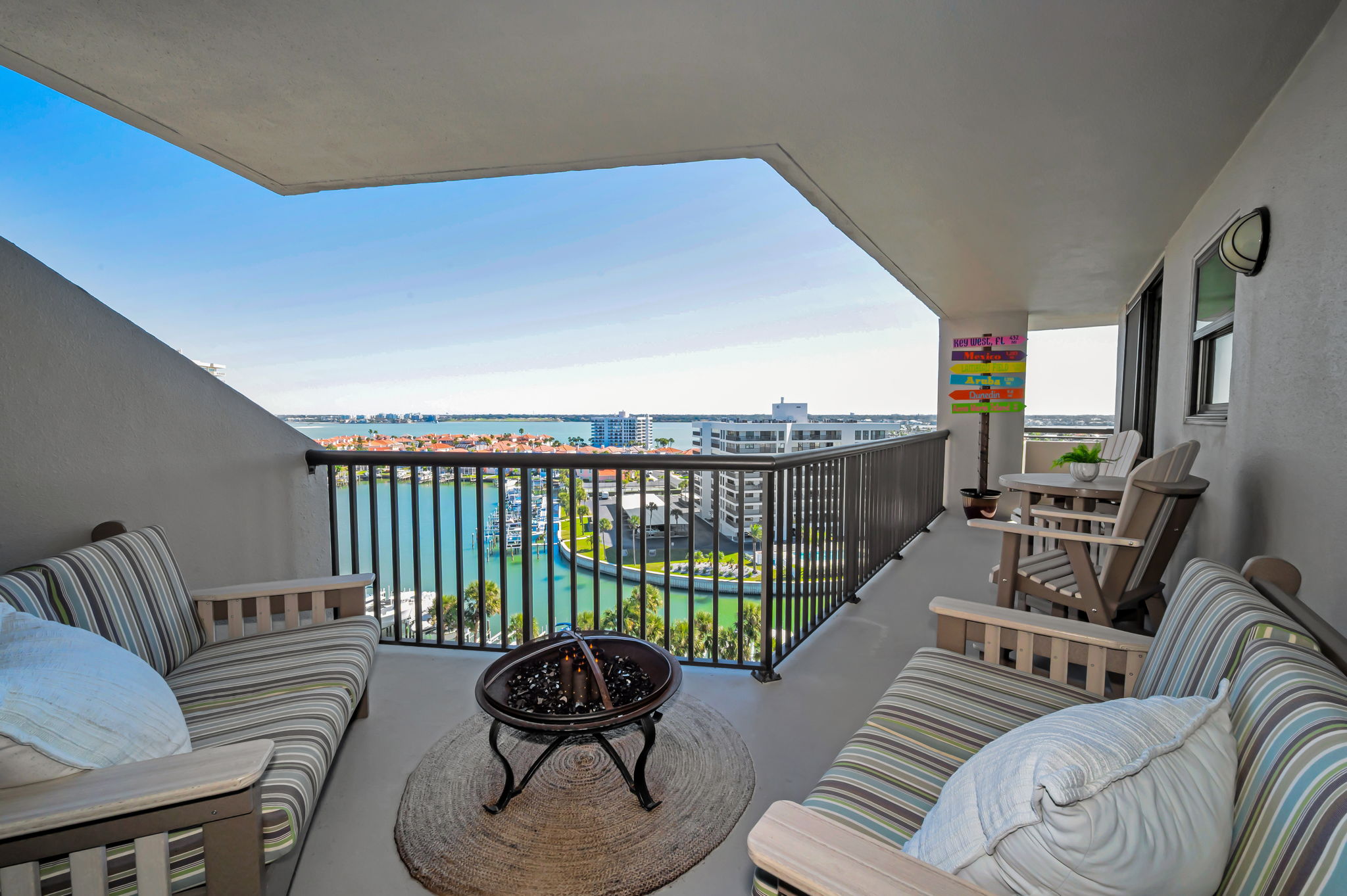 Living Room Balcony4