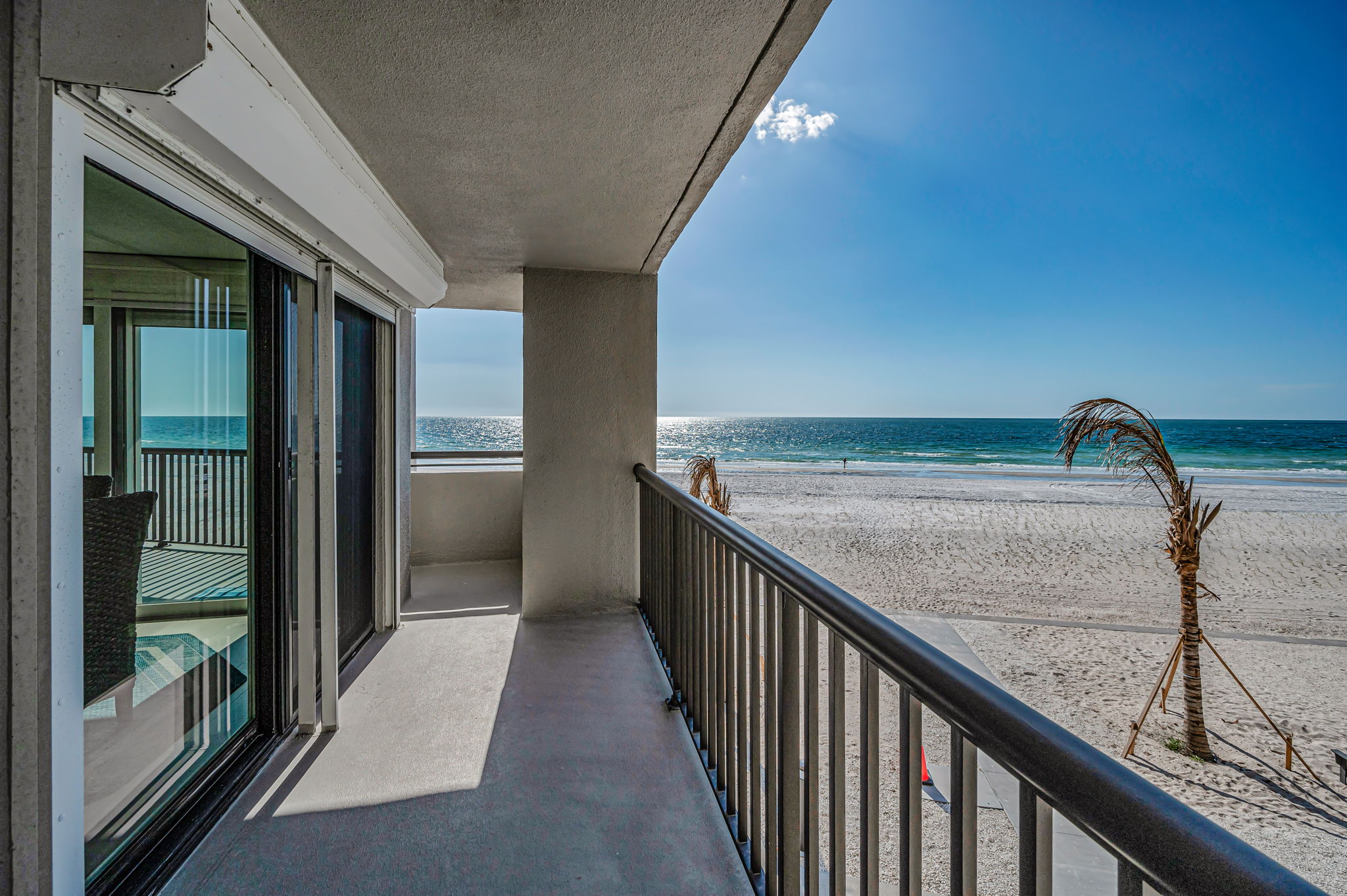 Living Room Balcony3