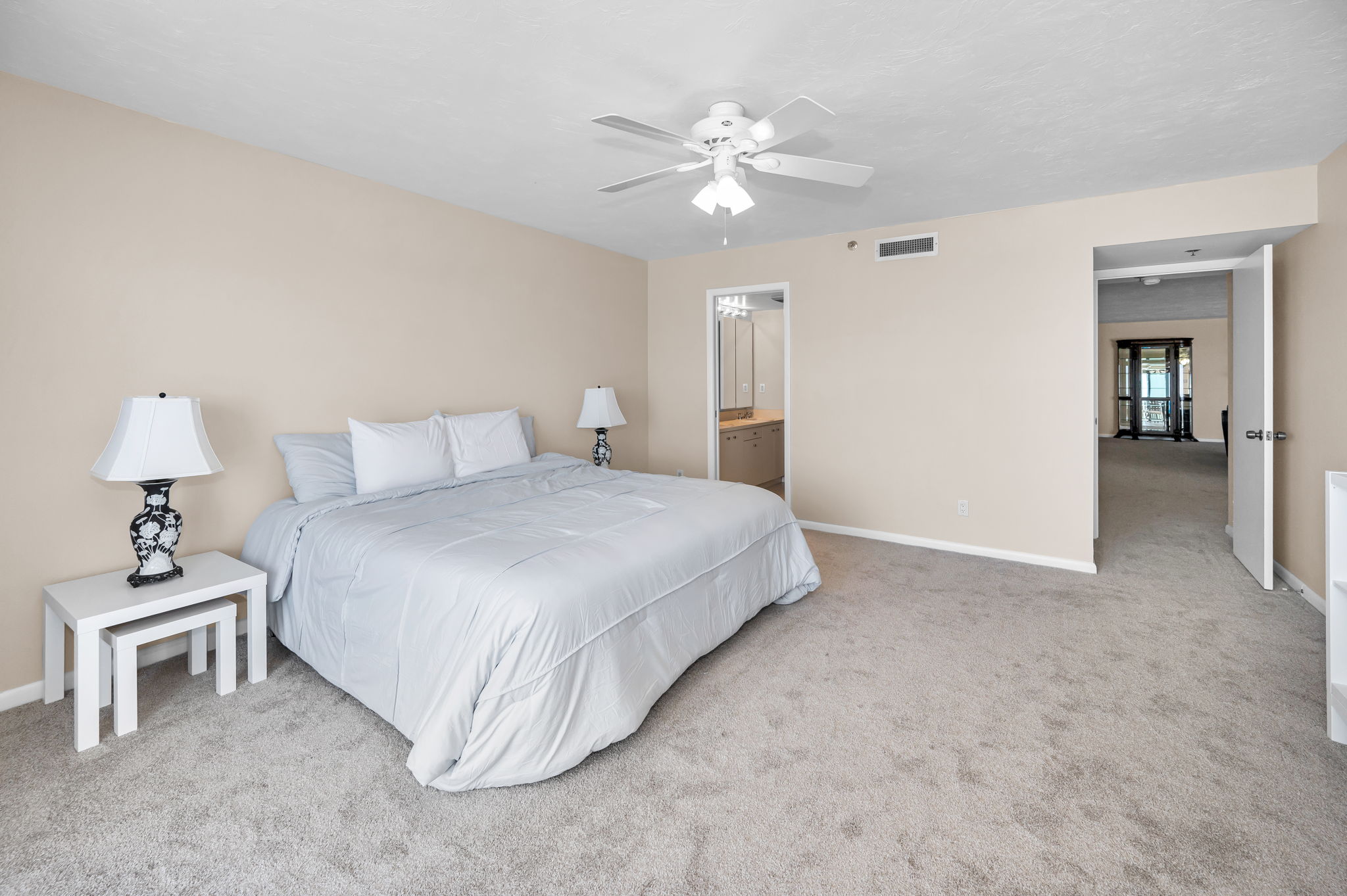 Primary Bedroom1e
