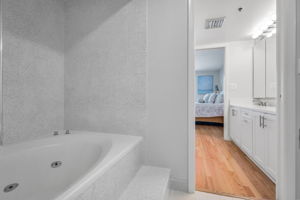 Primary Bathroom1c