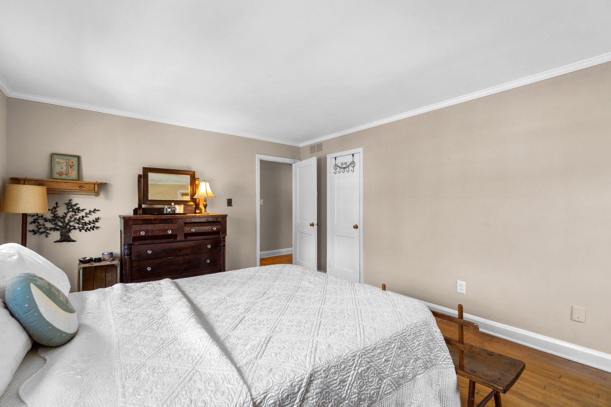 15. Upper bedroom.jpg