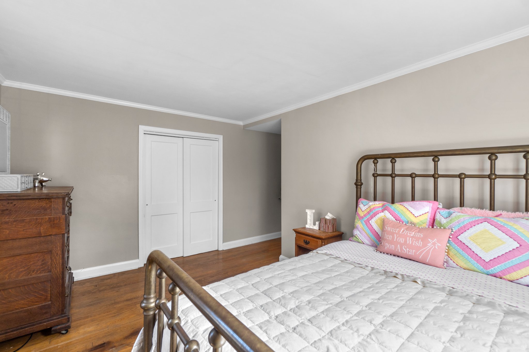 17. Upper bedroom.jpg