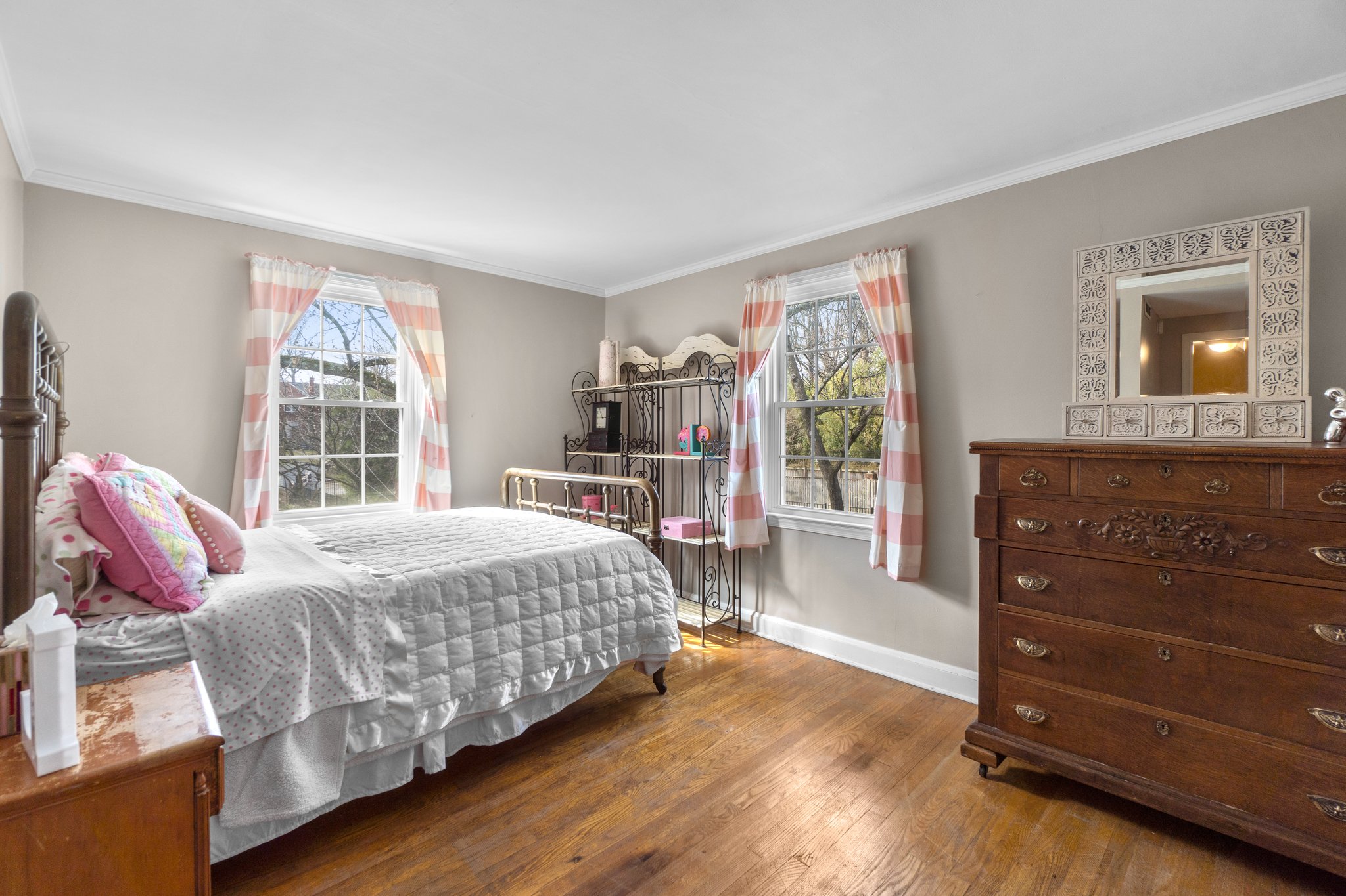 16. Upper bedroom.jpg