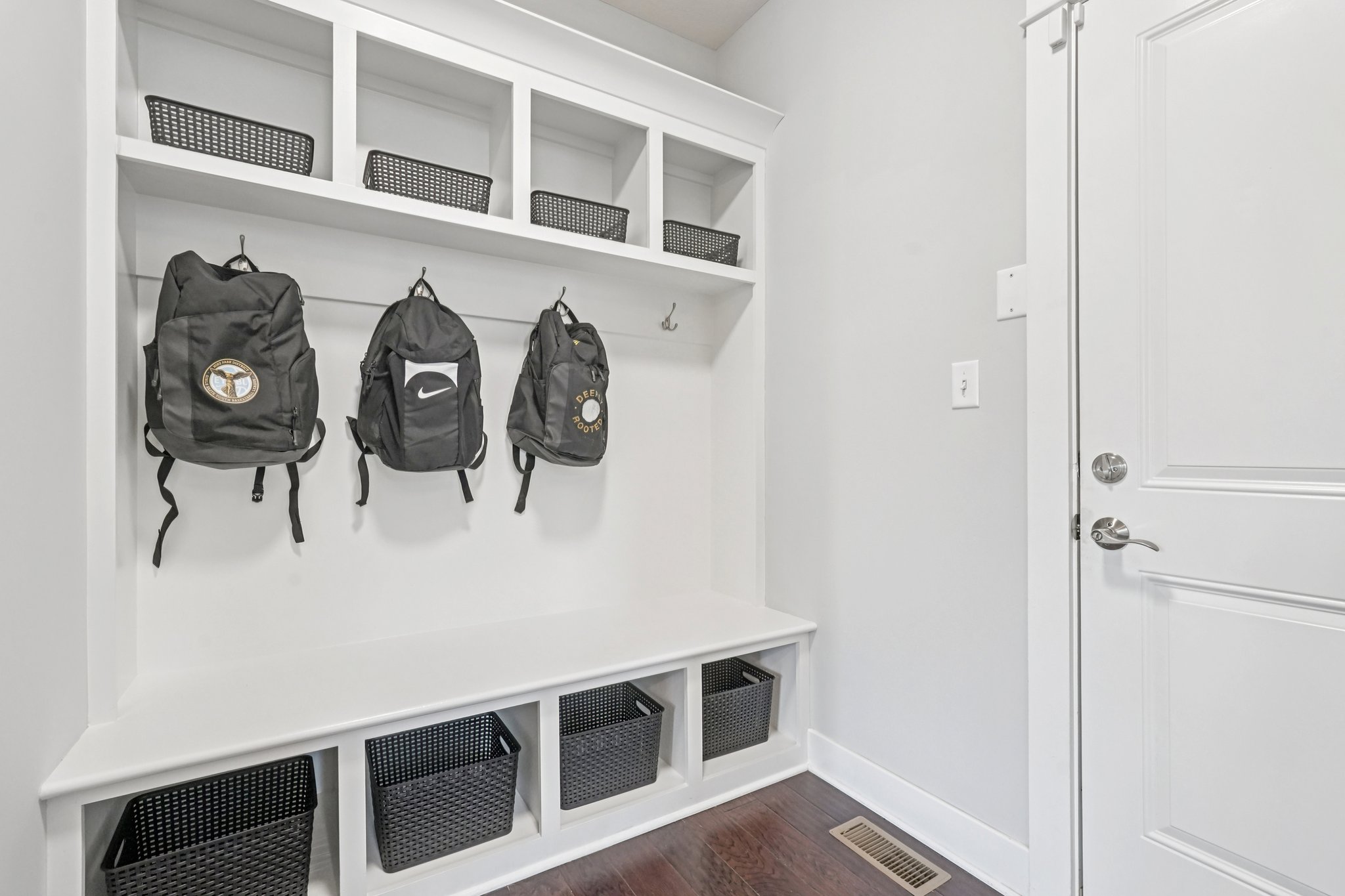 Holly Oak Dr-S1404-030.jpg