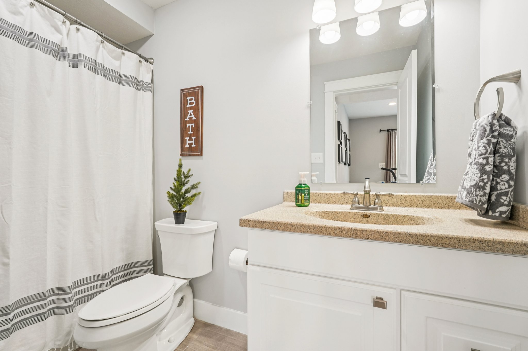 Holly Oak Dr-S1404-076r.jpg