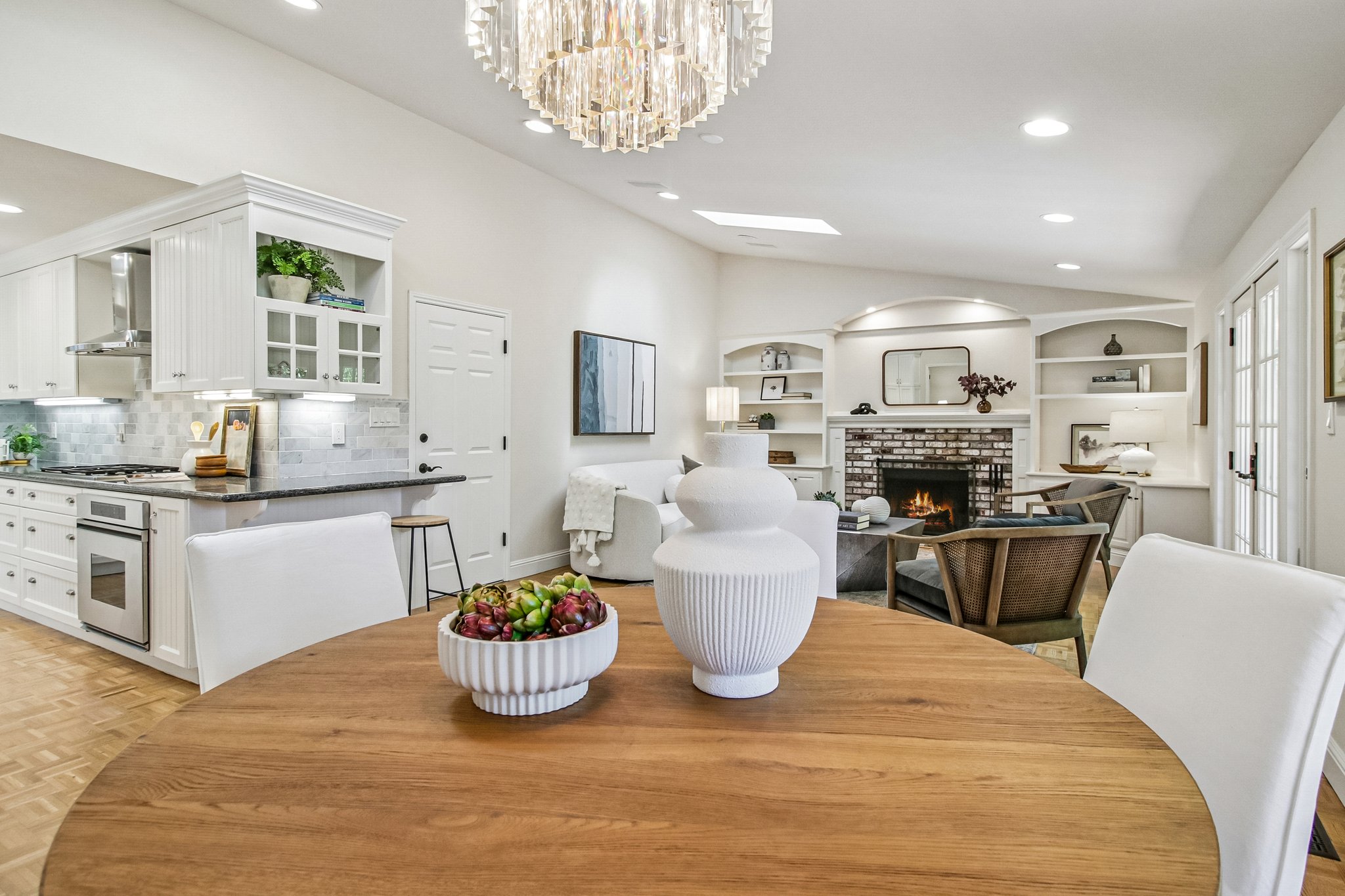Eating Area/ Family Room/ Eating Area