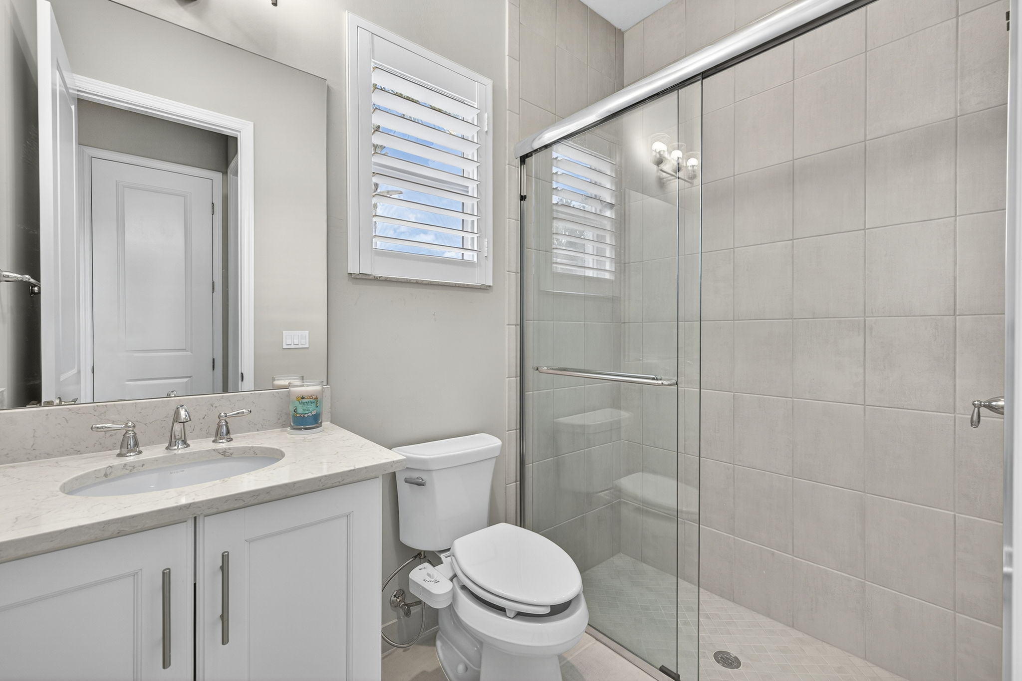 This is the ensuite 2nd full bath! Floor to ceiling tile present!