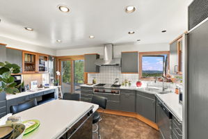 015_F8_168 Crestview Dr