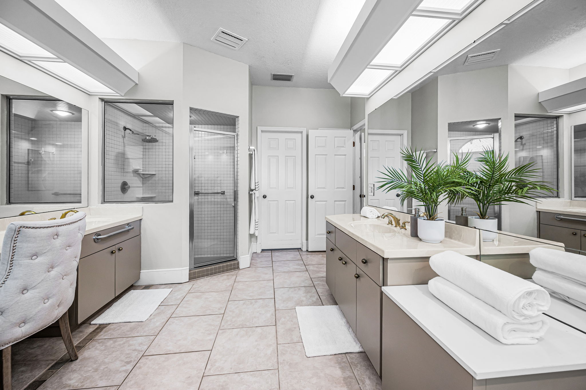 Primary Bathroom1c