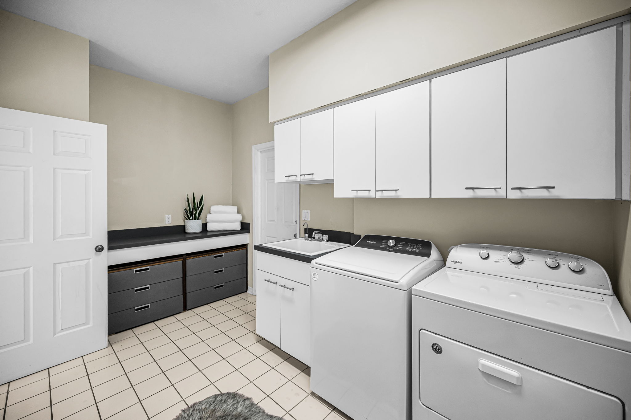Laundry Room1b