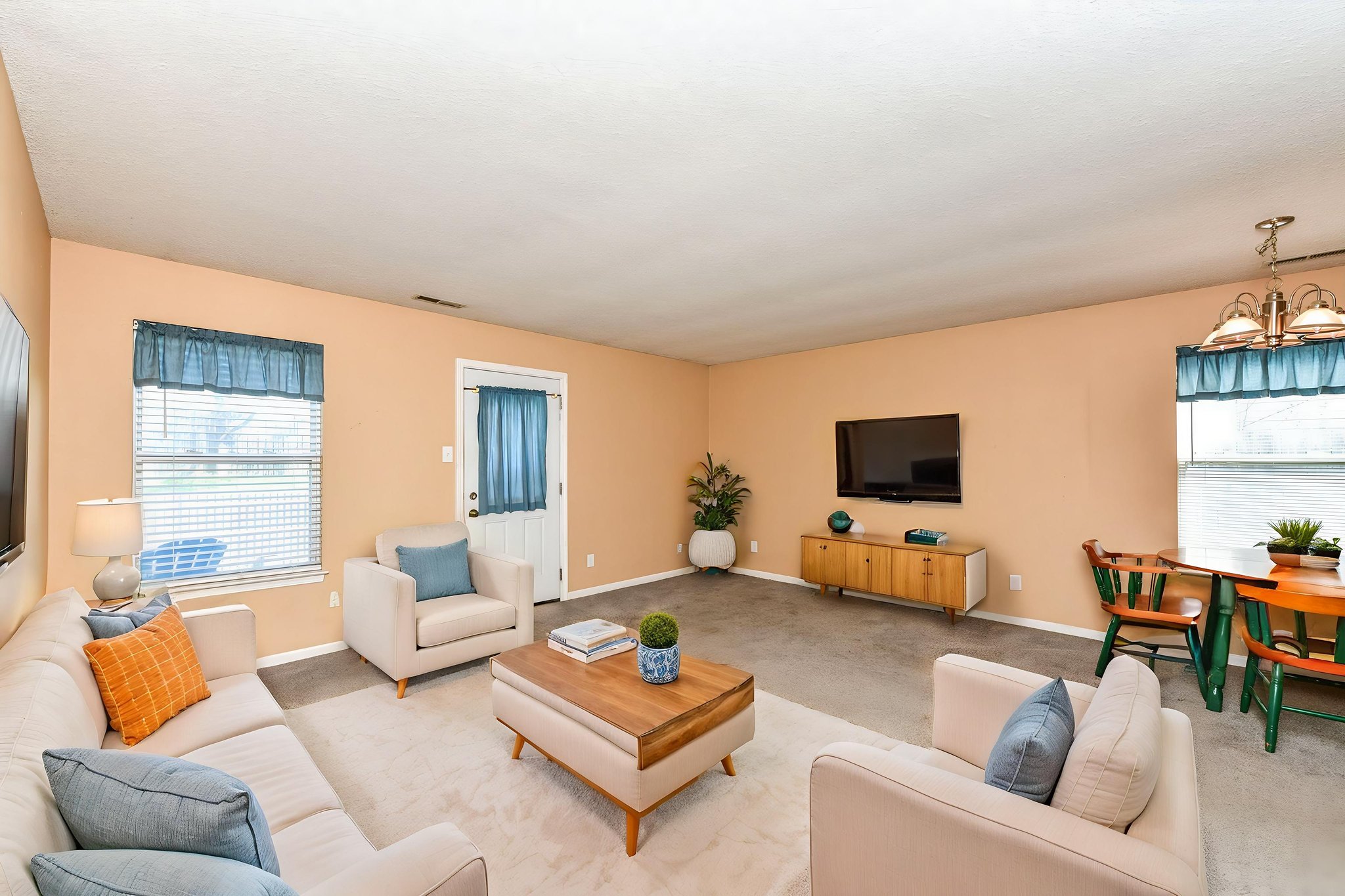 DSC_9169 virtually staged.jpeg