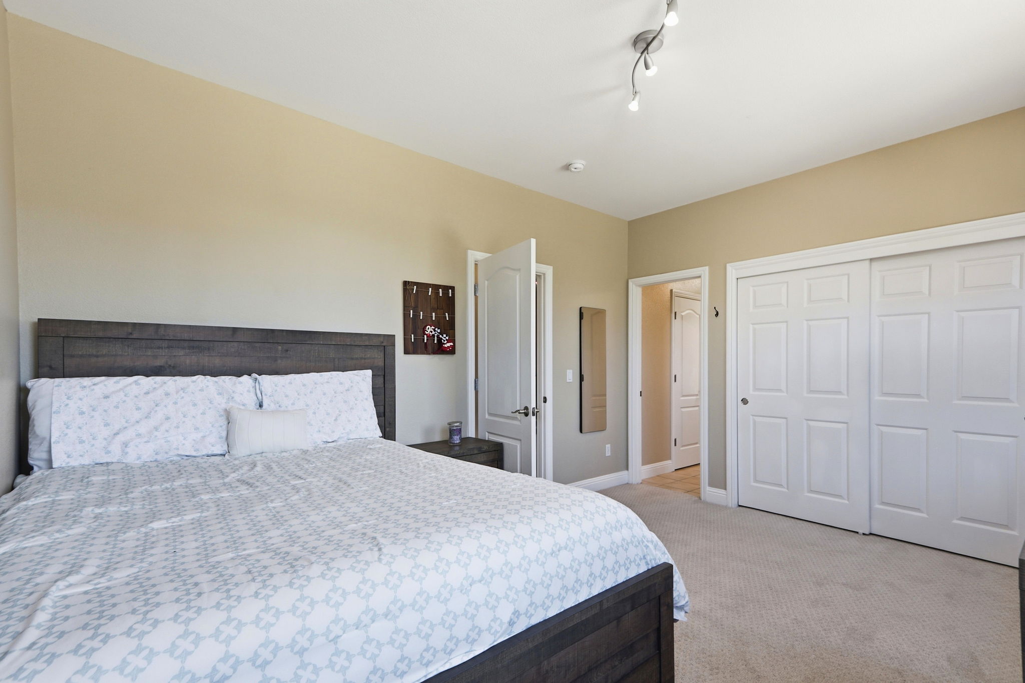  Photo 48