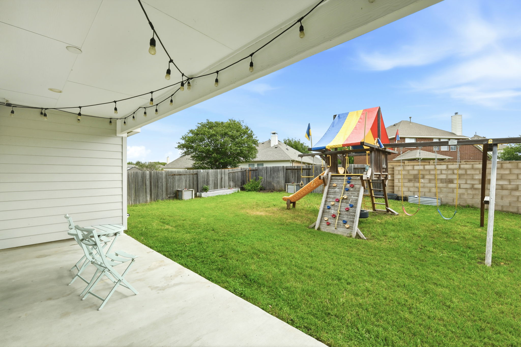 Covered Patio/Back Yard