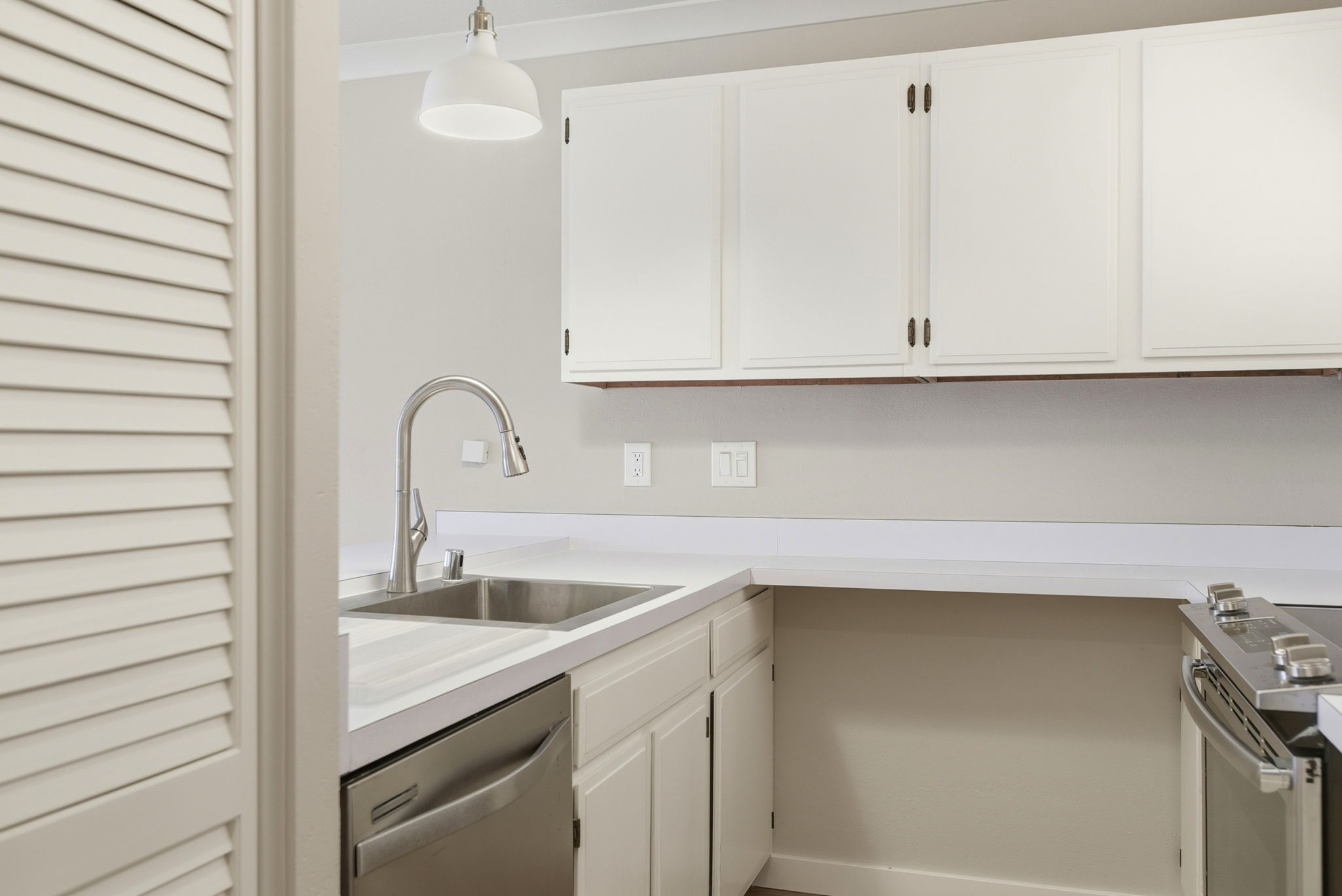 011_F8_1687 Bayridge Way 105