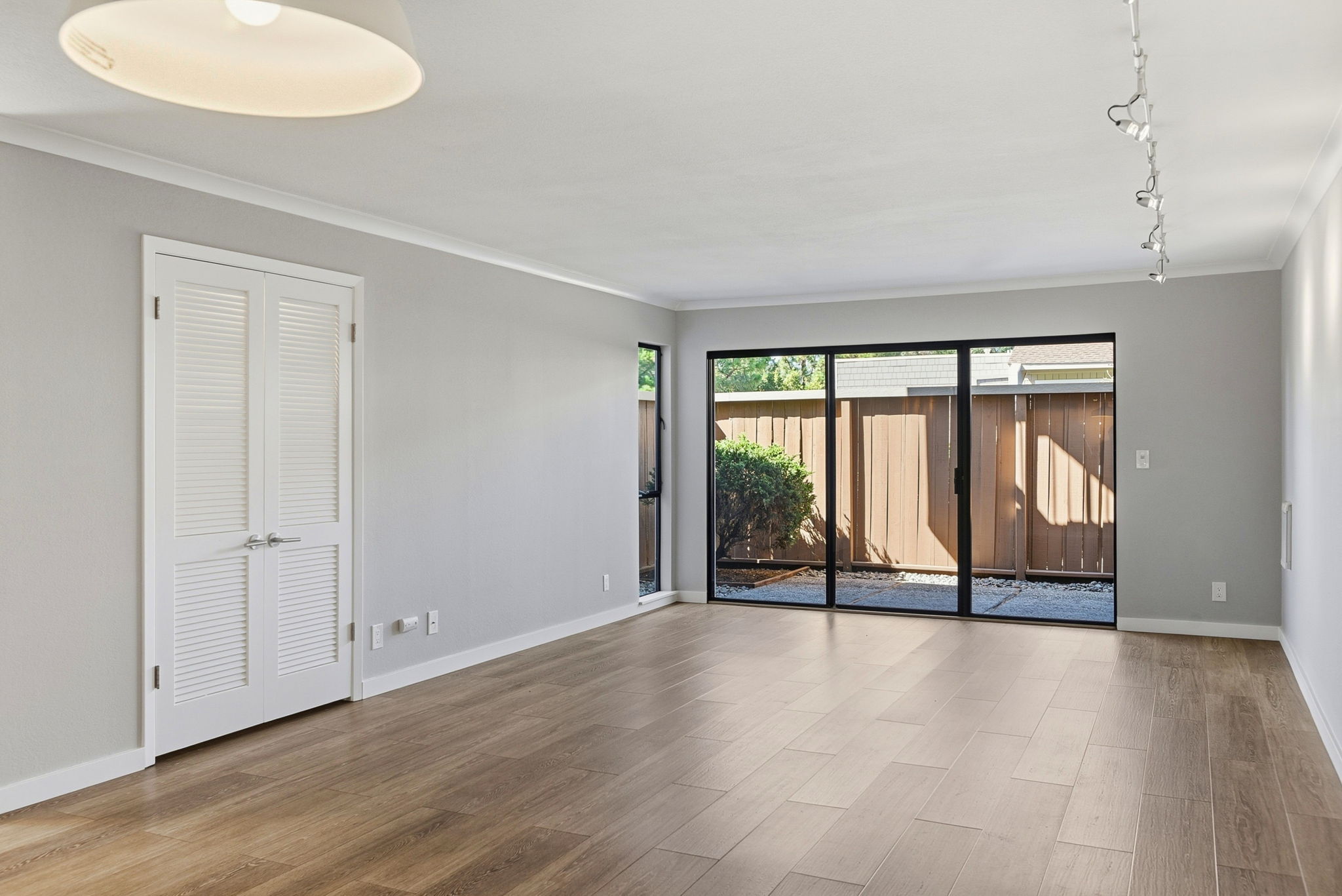 015_F8_1687 Bayridge Way 105