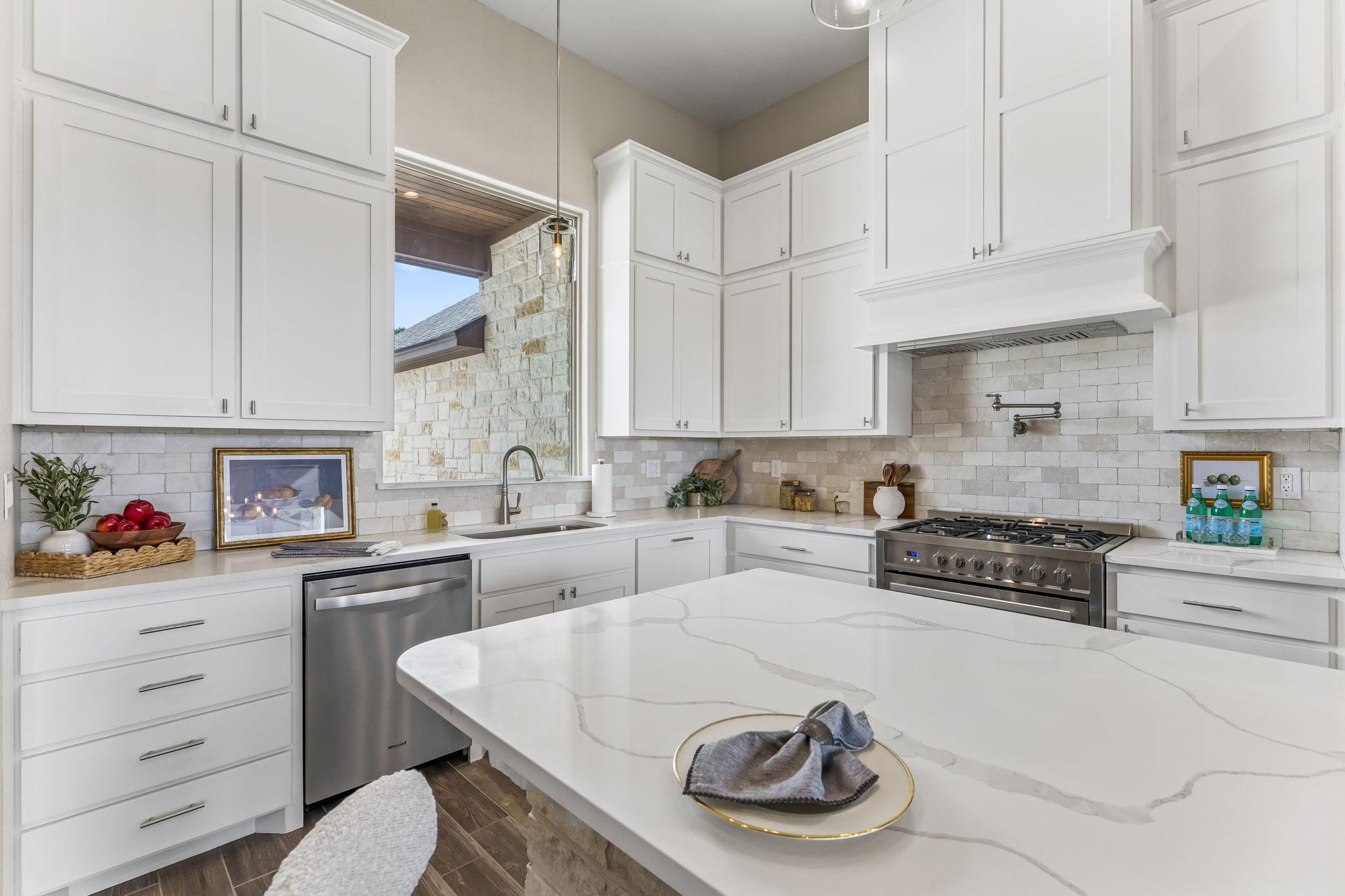Gorgeous quartz countertops.