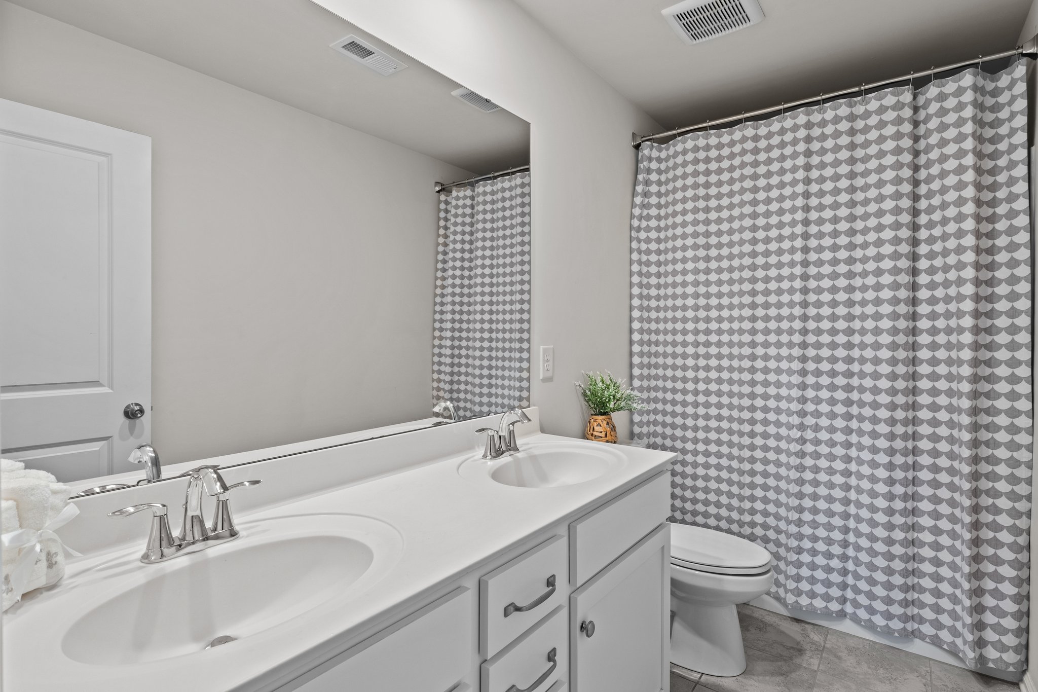 Hall bathroom on the second floor