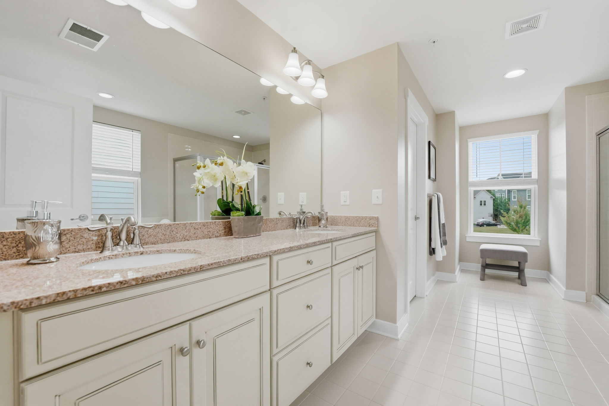 Primary Bathroom w/dual sink vanity