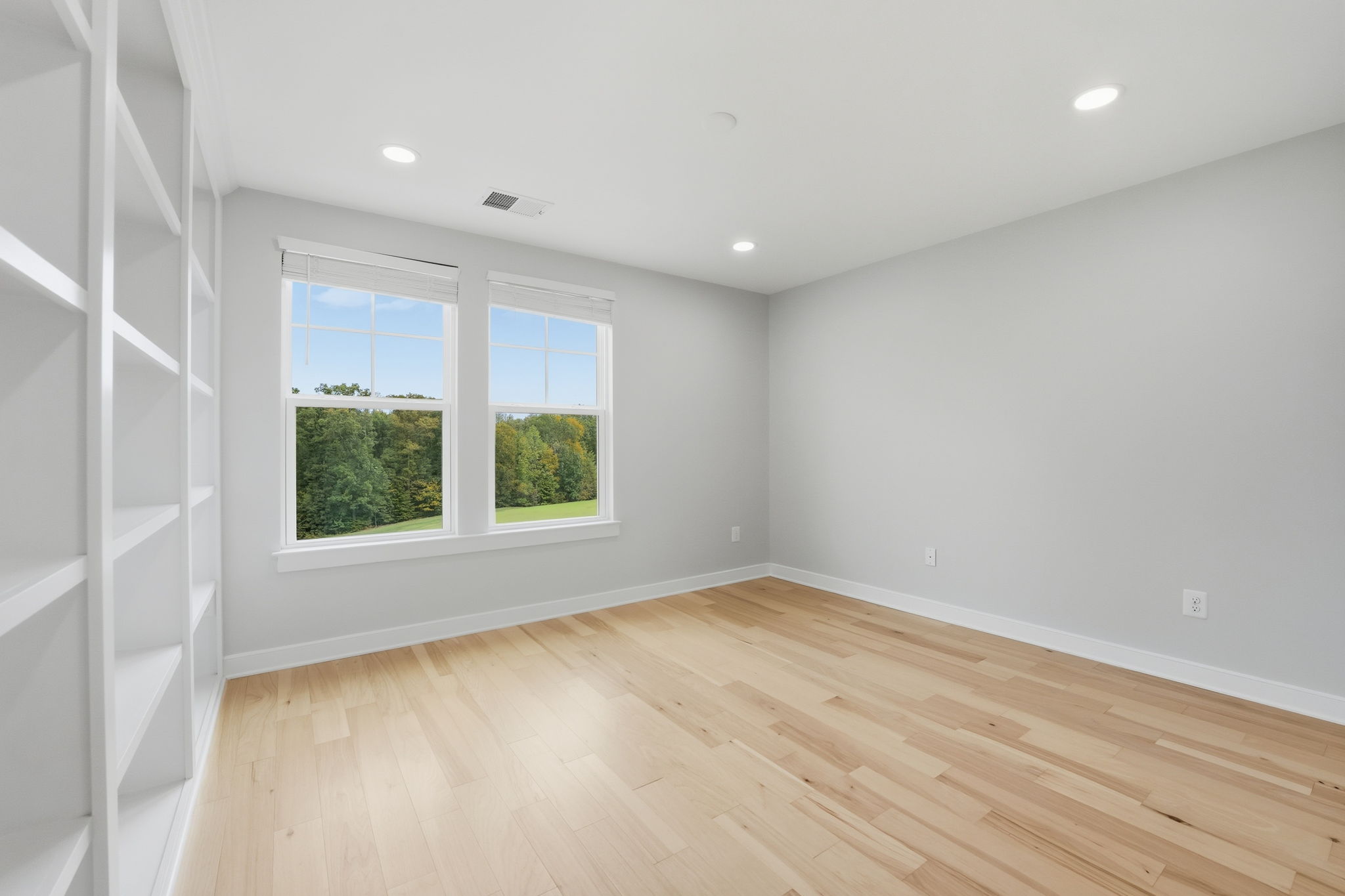 2nd Bedroom w golf course view