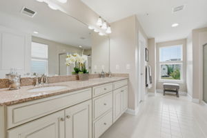 Primary Bathroom w/dual sink vanity
