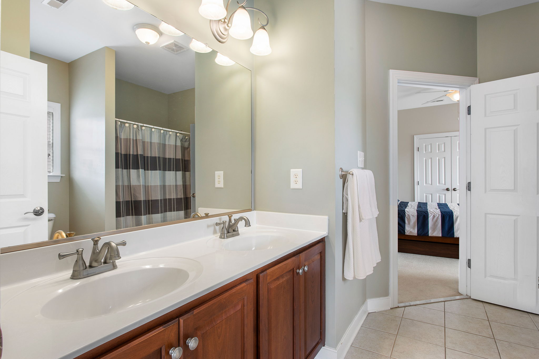 43-Jack and Jill Bath