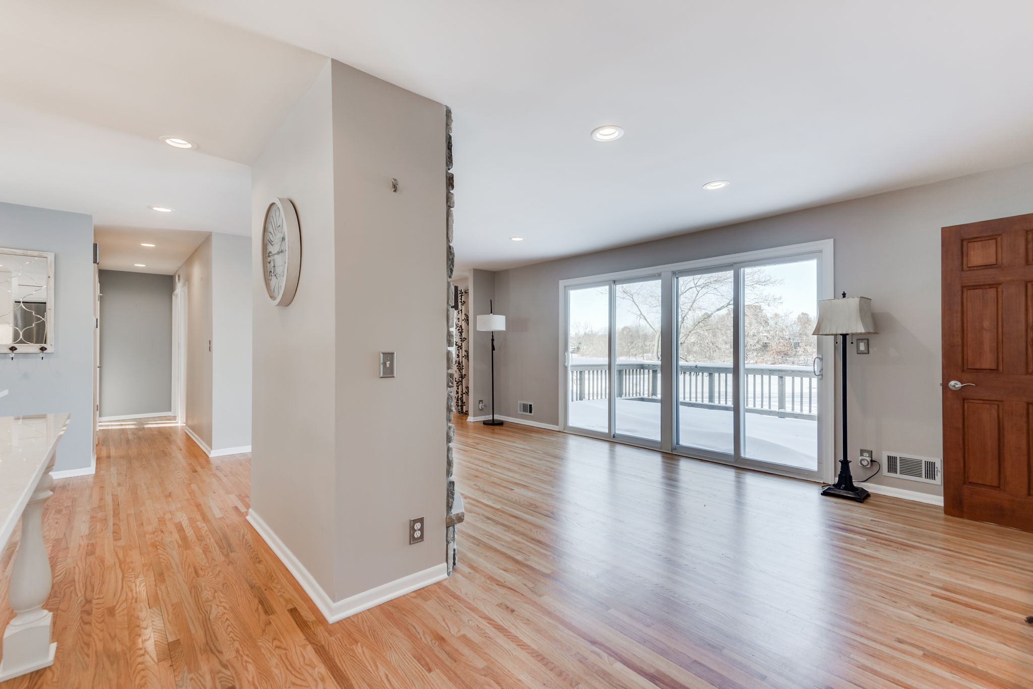 16960 South Shore Lane, Eden Prairie, MN 55346 Oneshot Media