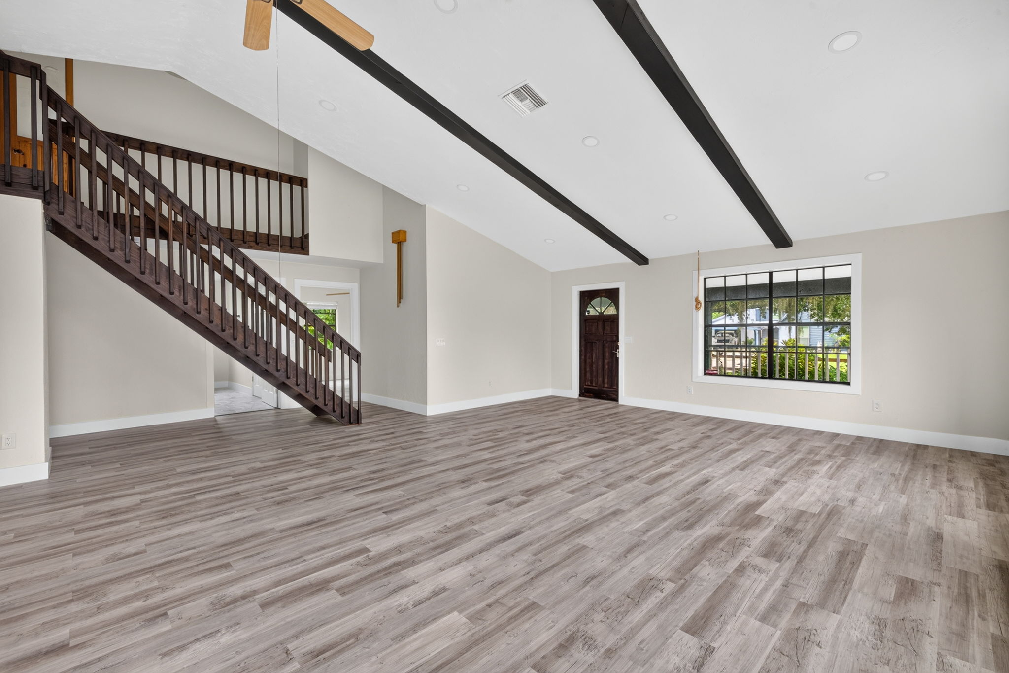 Living Room 3 of 5