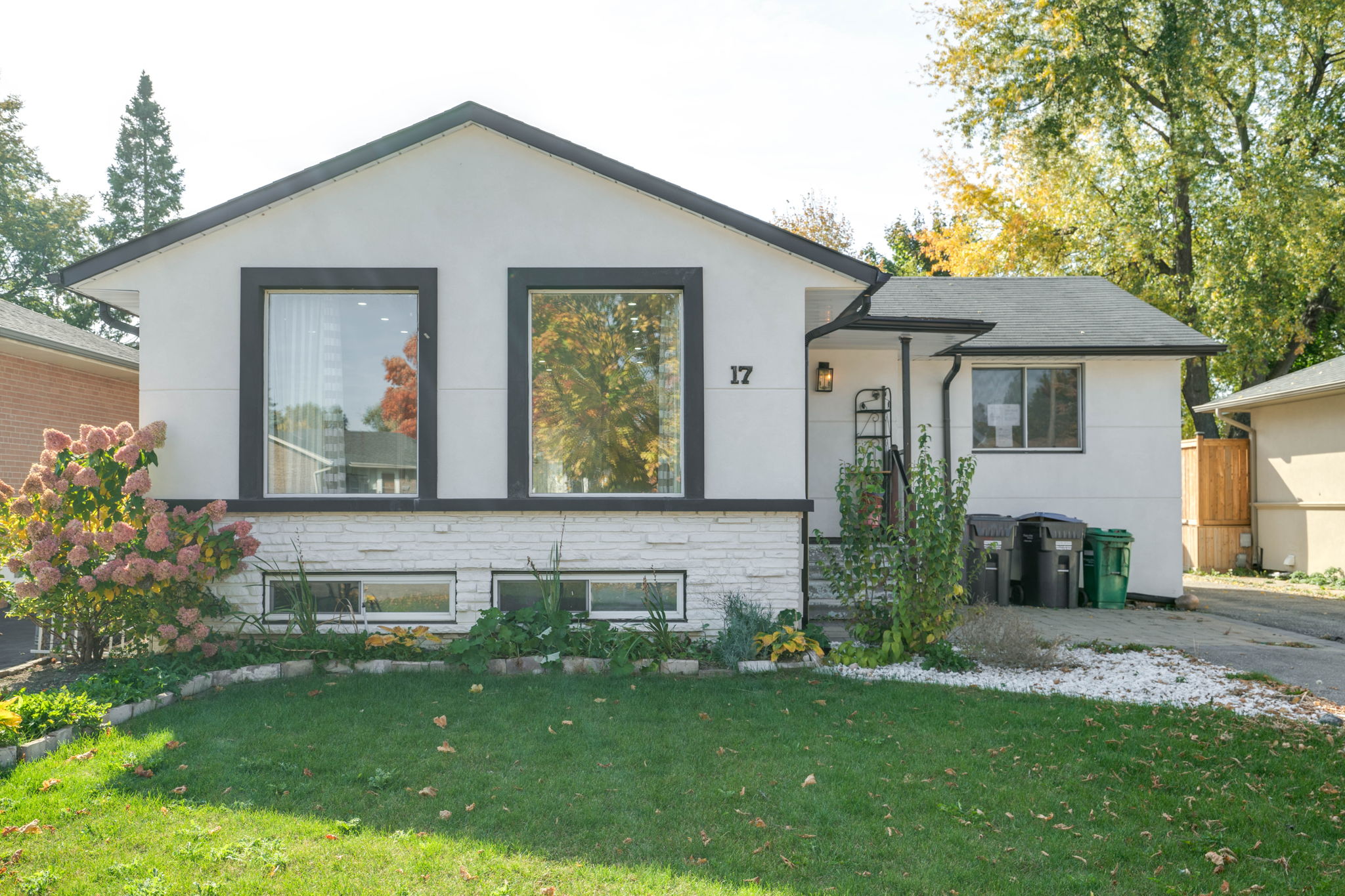 17 Coniston Ave Brampton, ON L6X 2H3