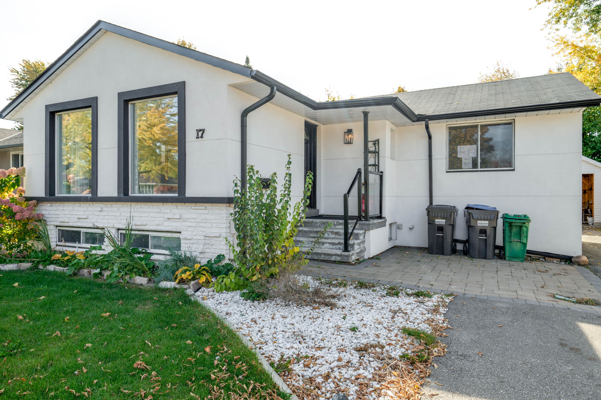 17 Coniston Ave Brampton, ON L6X 2H3