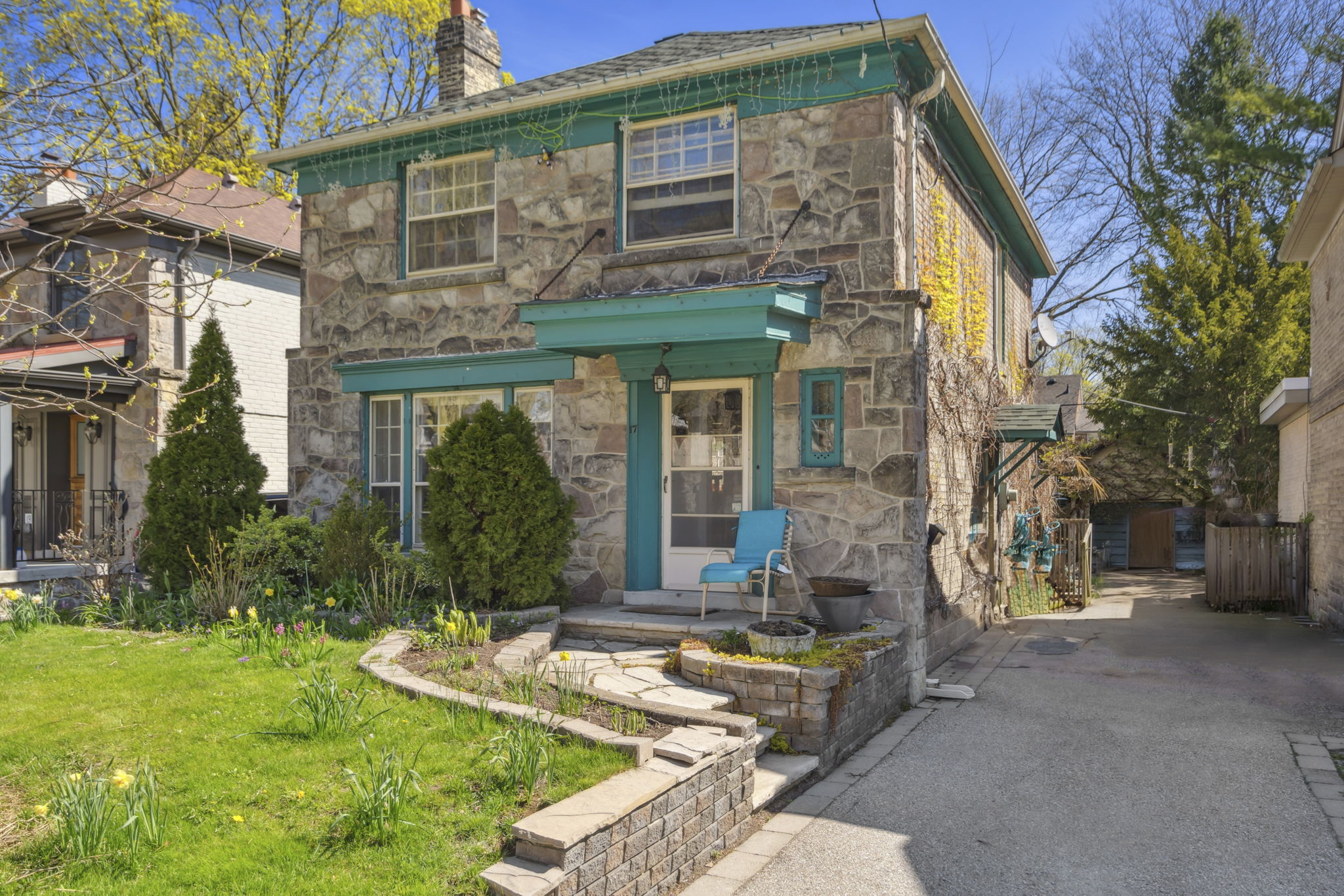17 Highgate Rd Toronto, ON M8X 2B1