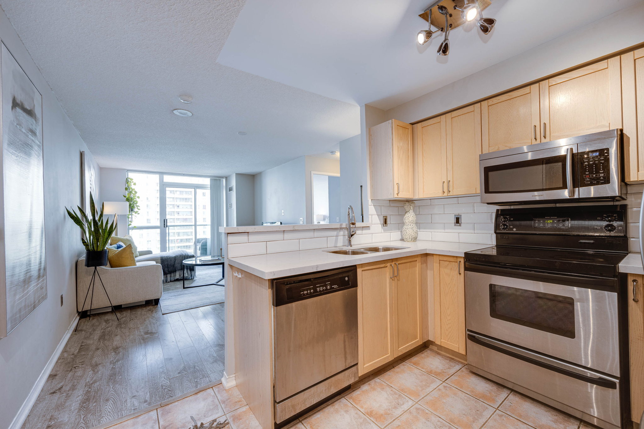 17 Michael Power Pl, Etobicoke, ON M9A 5G5, Canada Photo 7