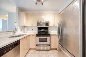 17 Michael Power Pl, Etobicoke, ON M9A 5G5, Canada Photo 7