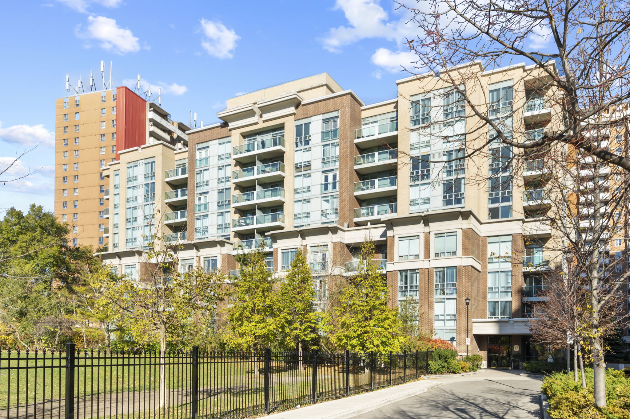 17 Michael Power Pl Toronto, ON M9A 5G5