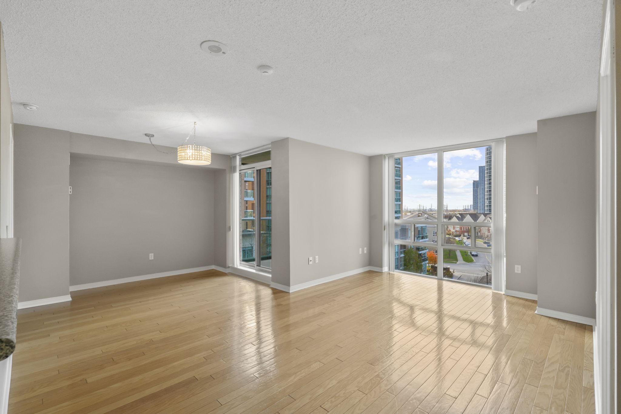 17 Michael Power Pl Toronto, ON M9A 5G5